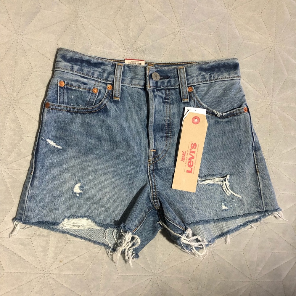 NWT: Levi’s Distressed Wedgie Shorts Size 24